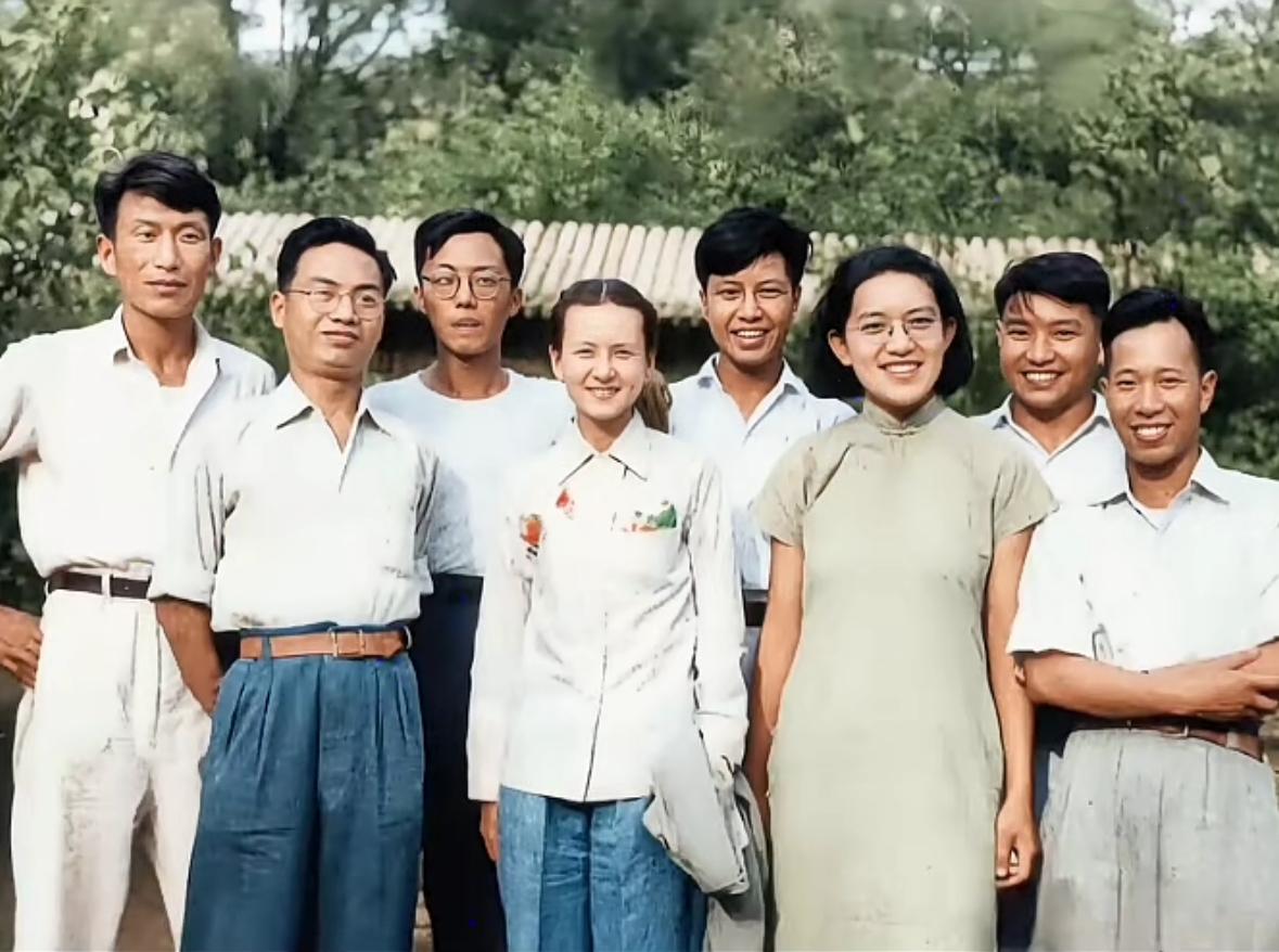 这是拍摄于1950年的老照片，林徽因和清华大学建筑系第一班毕业生的真实样貌，能听