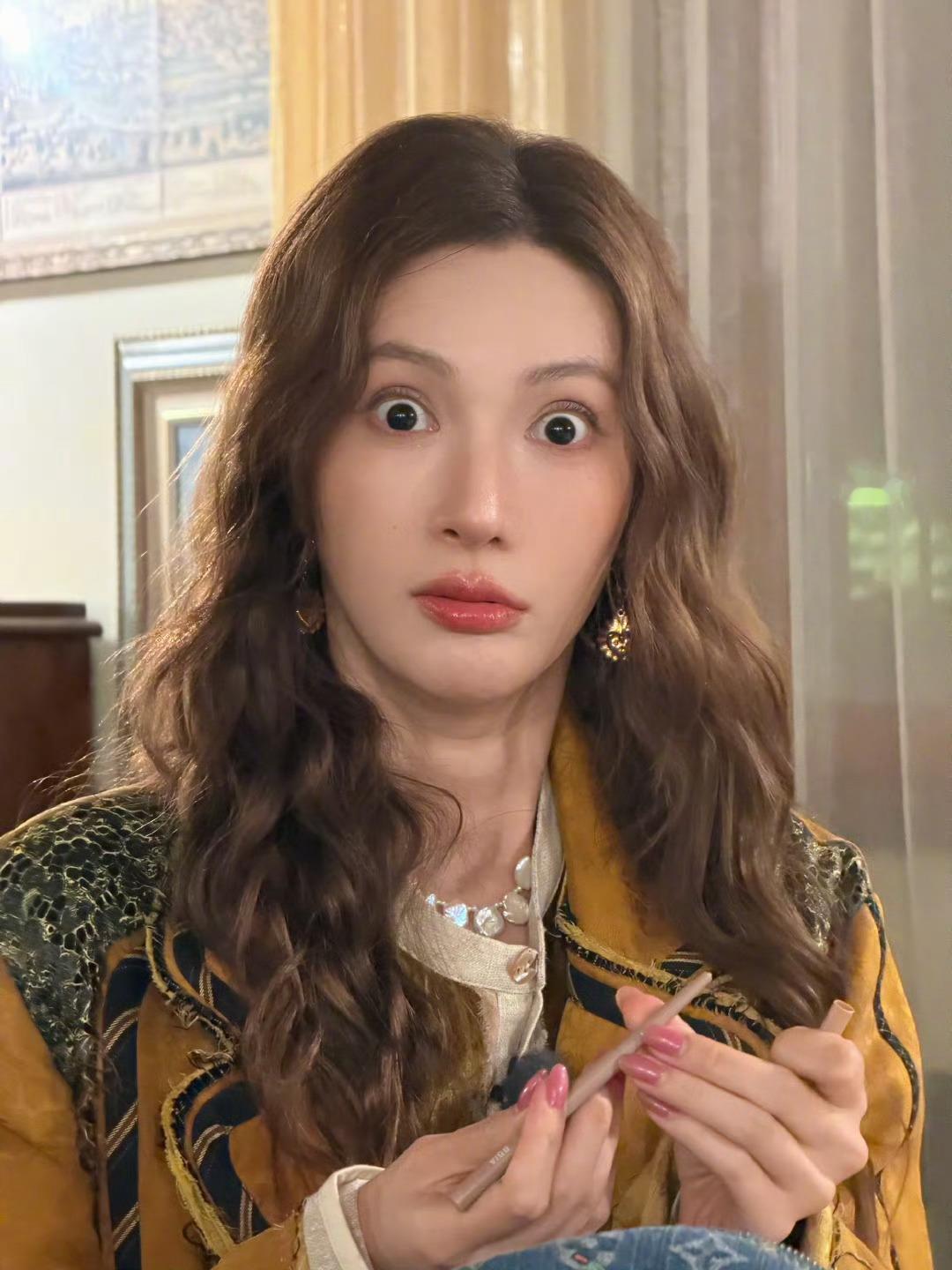 金晨肇事逃逸被罚1500元金晨交通事故后逃逸被处罚，被判定为尚不构成犯罪，罚款