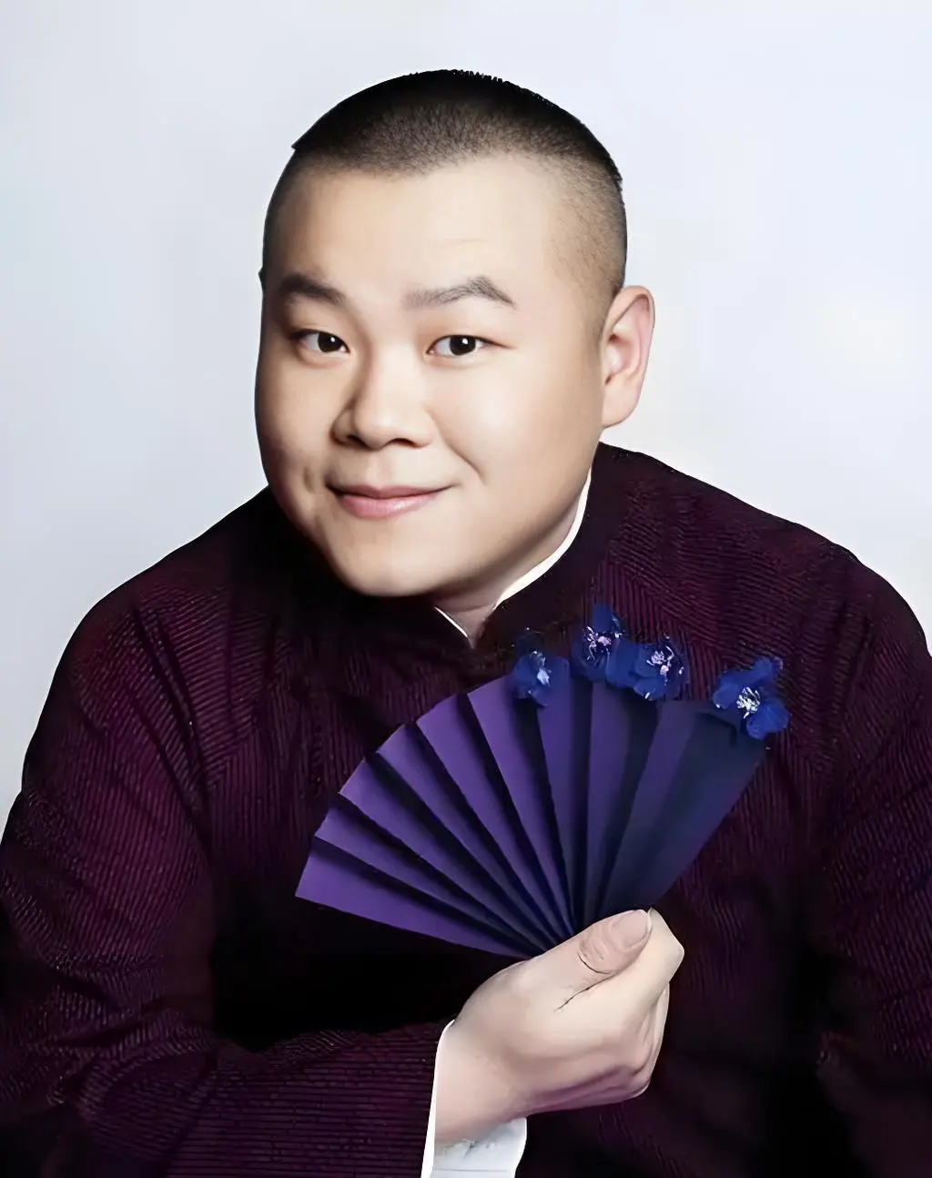 贾玲减肥成功，不演喜剧了，也不笑了，都很少露面了。贾冰也减肥成功了，演不