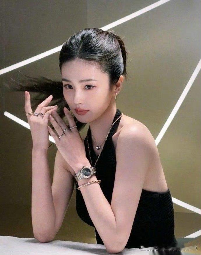 白鹿最新珠宝大片来啦！珠宝再多也压不住白鹿的美，这气场真让人服气。​​​​