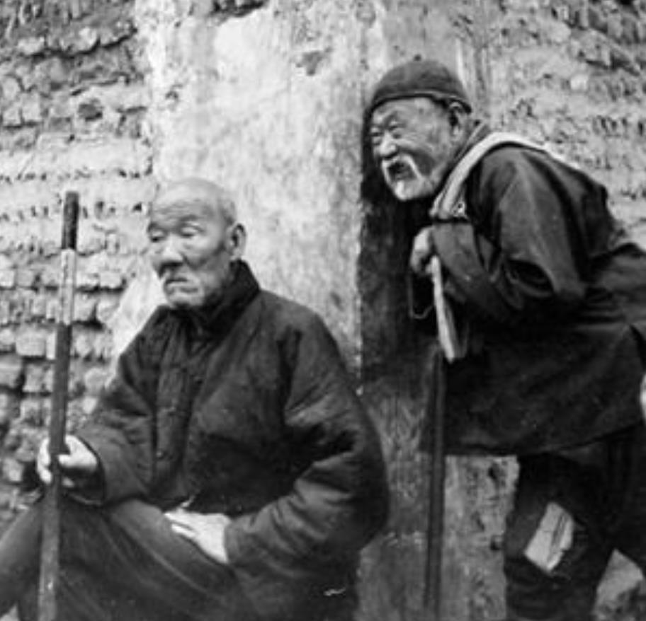 1953年，山西军区司令肖新槐回乡探亲，不少同乡老红军找来了，提出：“贤怀，我们