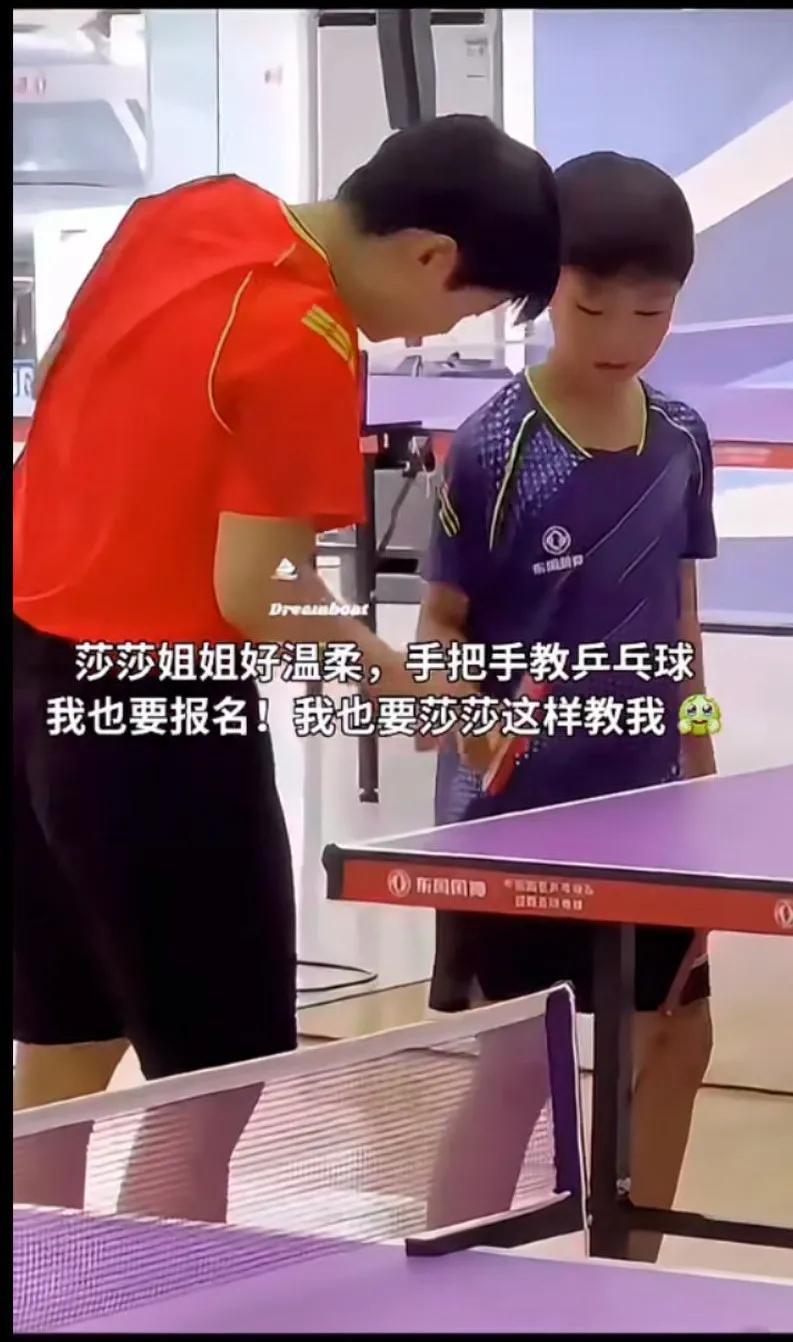 萌娃学打乒乓球，莎莎姐姐手把手教学！谁说莎宝不能当教练了，看宝儿教的多认真呀！
