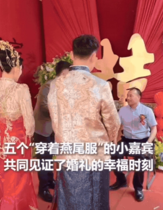 太巧合了吧！河南安阳，一对新人正举行婚礼，突然，摄影师发现屋顶角落，有一团黑乎乎