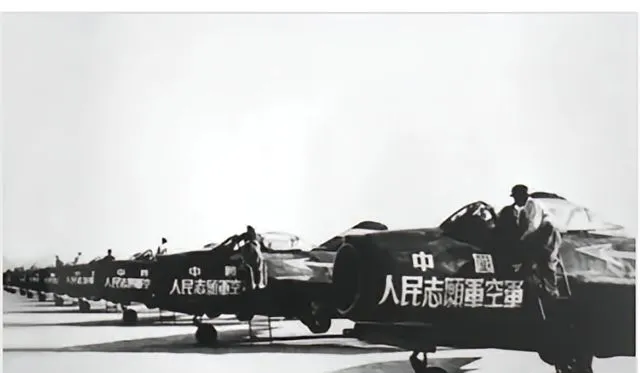 上世纪50年代，空军司令穿着旧军装，去往某航空基地视察。在停机坪上，3位战士敞胸