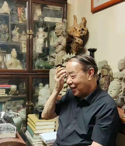 74岁的贾平凹，秃顶造型和77岁的查尔斯三世，有7分相似。五六七八十年代的老