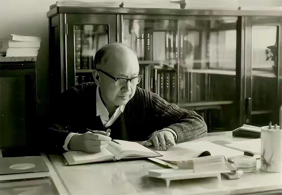 2009年，98岁钱学森离世，蒋英永远不知，钱永真会走上母亲的路。钱学森走的