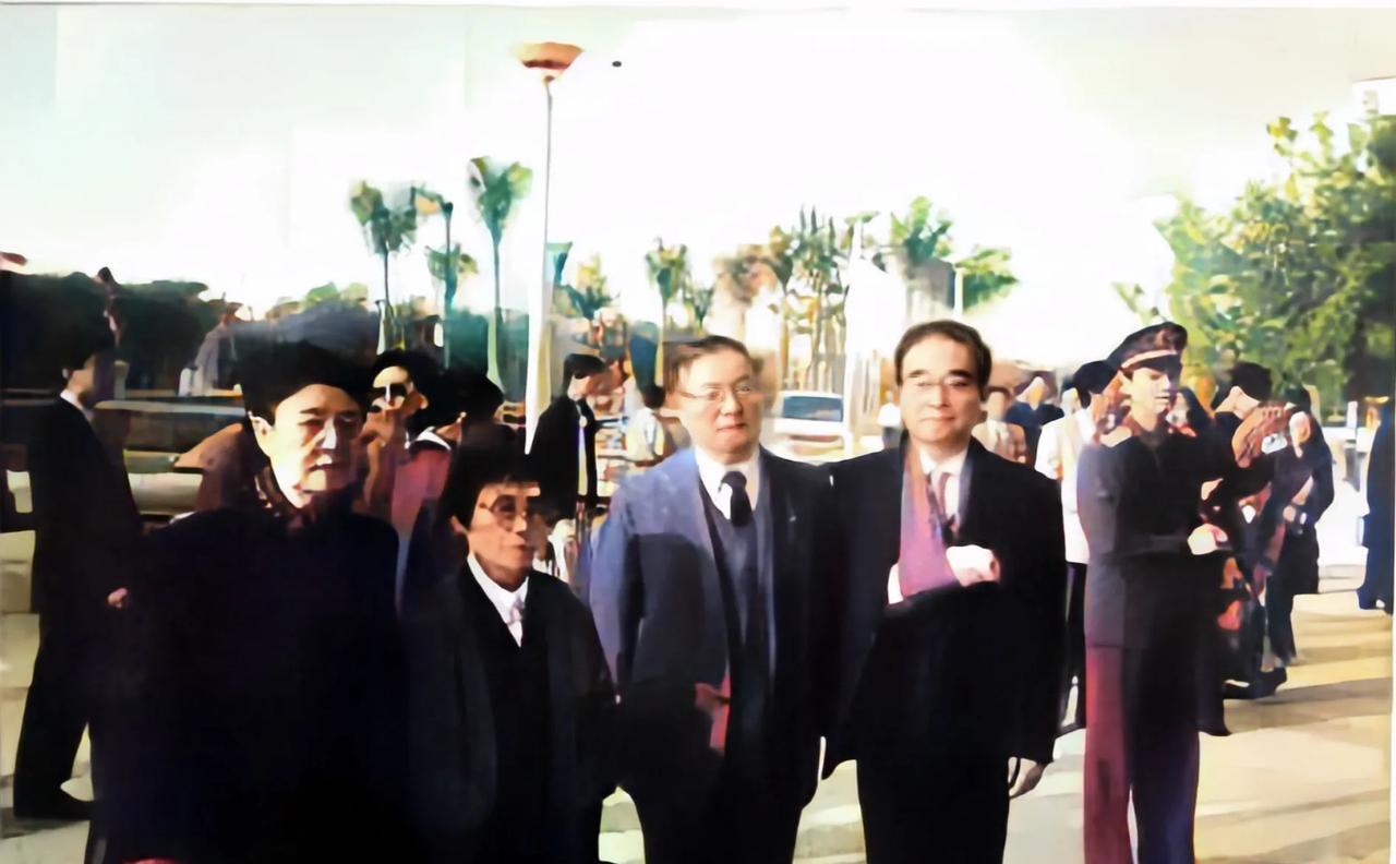 胳膊骨折的是毛主席的女婿、李敏的丈夫孔令华，20多天后，他竟因这个伤意外去世。