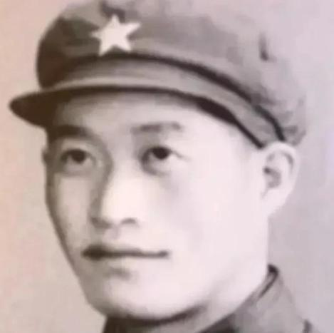 1964年，伟人得知奇袭白虎团的英雄排长从朝鲜战场归来已11年，却依然只是副连长