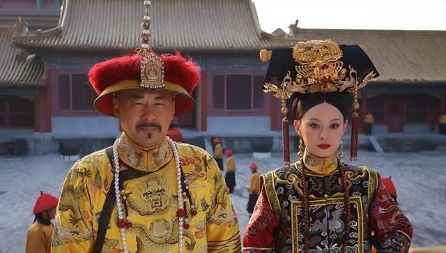 1722年，69岁康熙病重，一把拉住隆科多：“你给朕陪葬吧。”隆科多一把抹去额头