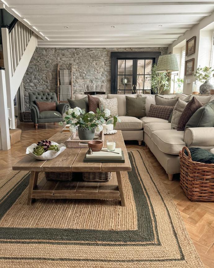 家居设计｜美式乡村亚麻床单染上树影摇曳的斑驳，浴室墨绿护墙像潜入夏日森林