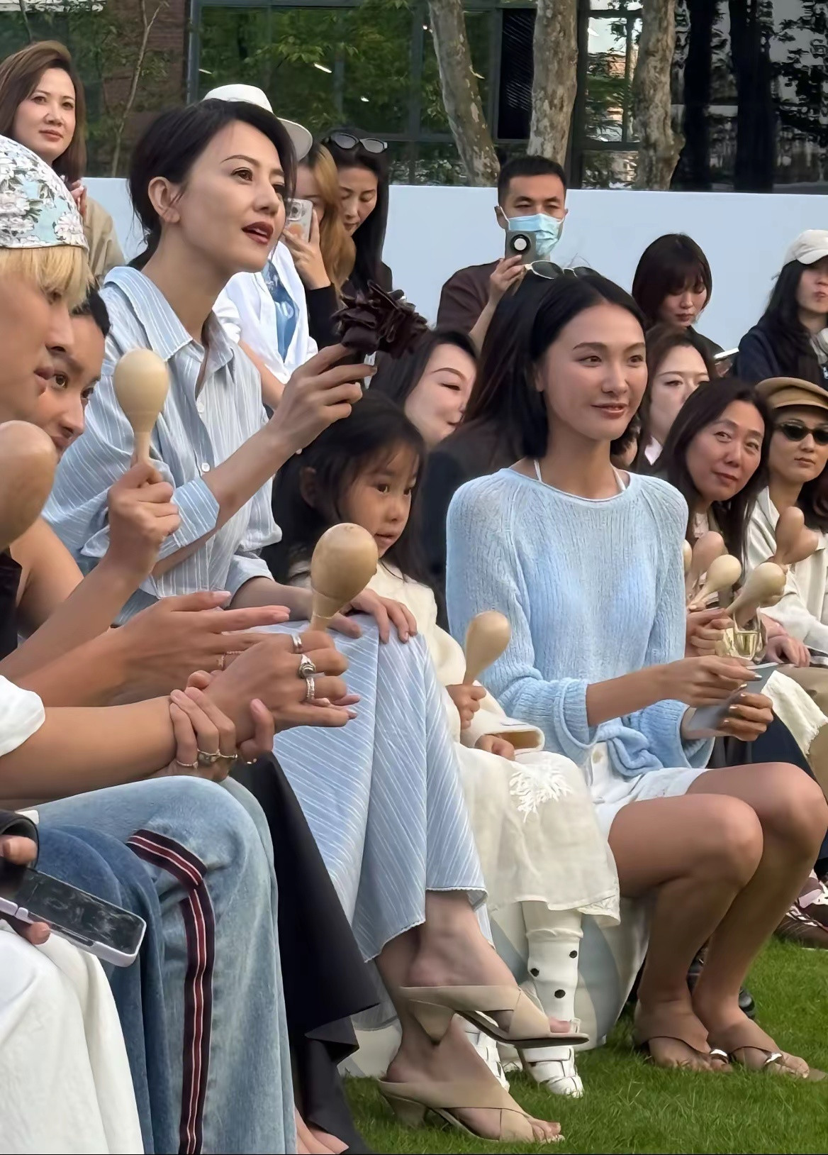 感觉现在高圆圆各种活动特别多，反倒赵又廷看不见了。。。