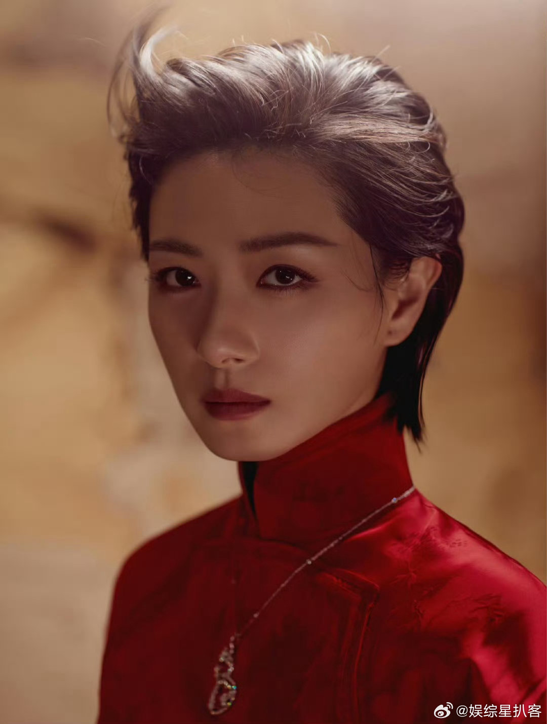 万茜首部科幻作品万茜去年拍了第一部科幻作品阅文IP盛典温柔又有力量，沉稳又敢突