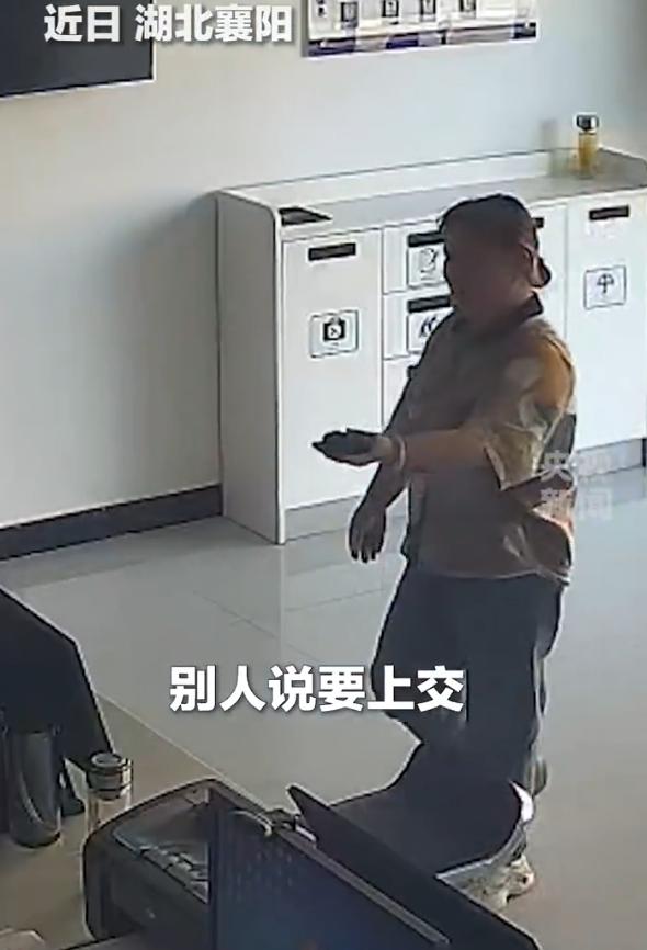 “这大妈是个狠人！”湖北襄阳，一大妈在河边洗衣服时，捡到一个锈迹斑斑的“铁疙瘩”