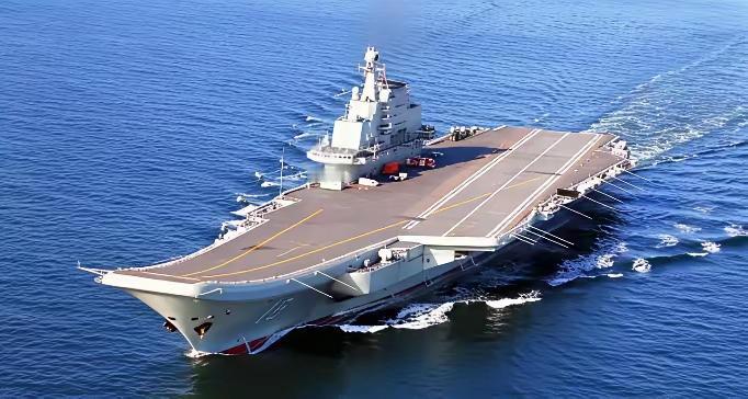 航母“上宽下窄”不侧翻？水下藏着真正硬核实力航母甲板宽阔如海上机场，舰身却