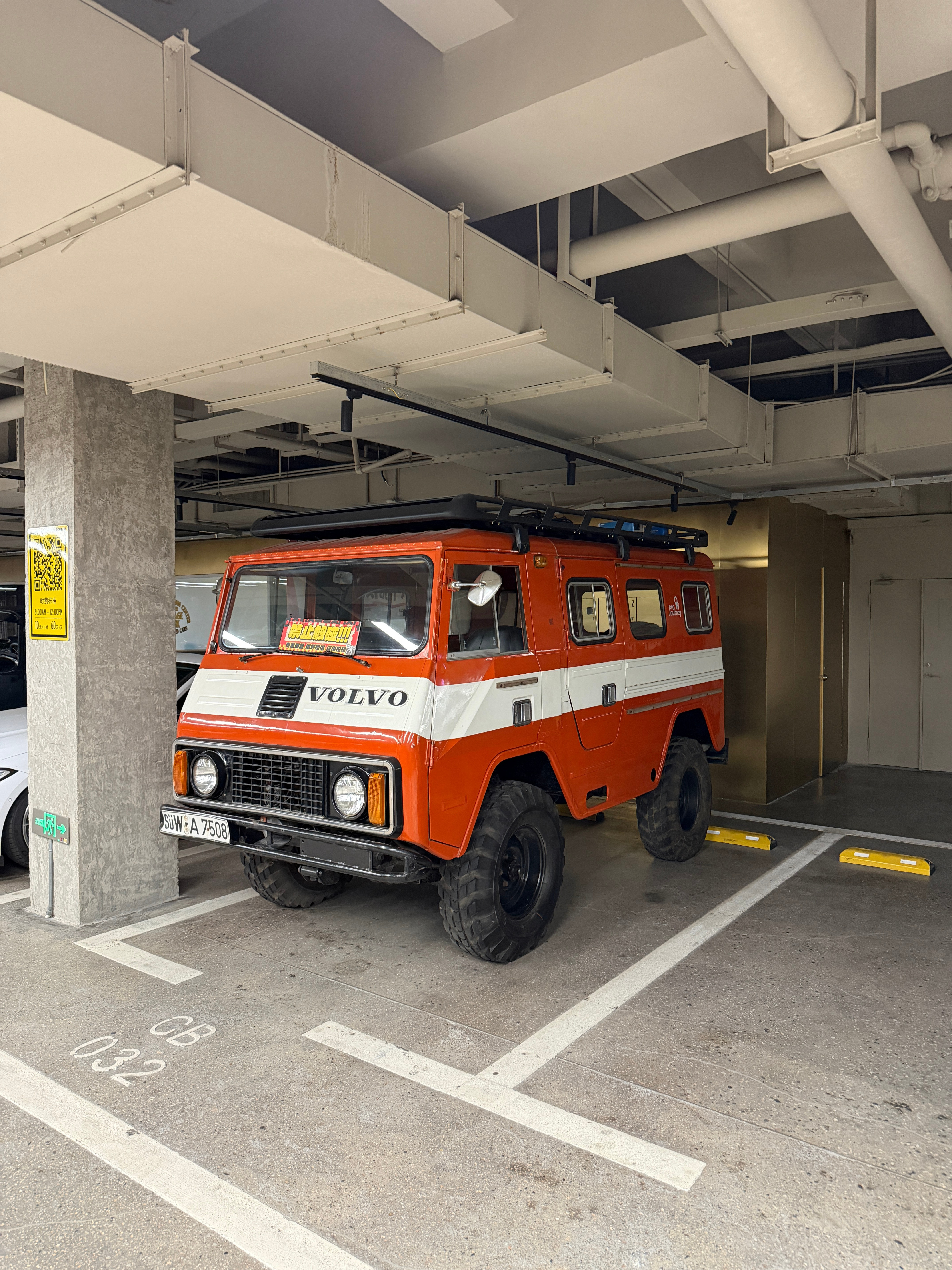 卧槽兄弟们，你看我看见一台什么车！沃尔沃小狗我太喜欢这造型了真好看啊