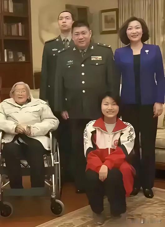 晚年的李敏和侄子一家四口的一张珍贵合影，此时的李敏已经满头白发，因身体原因，走路