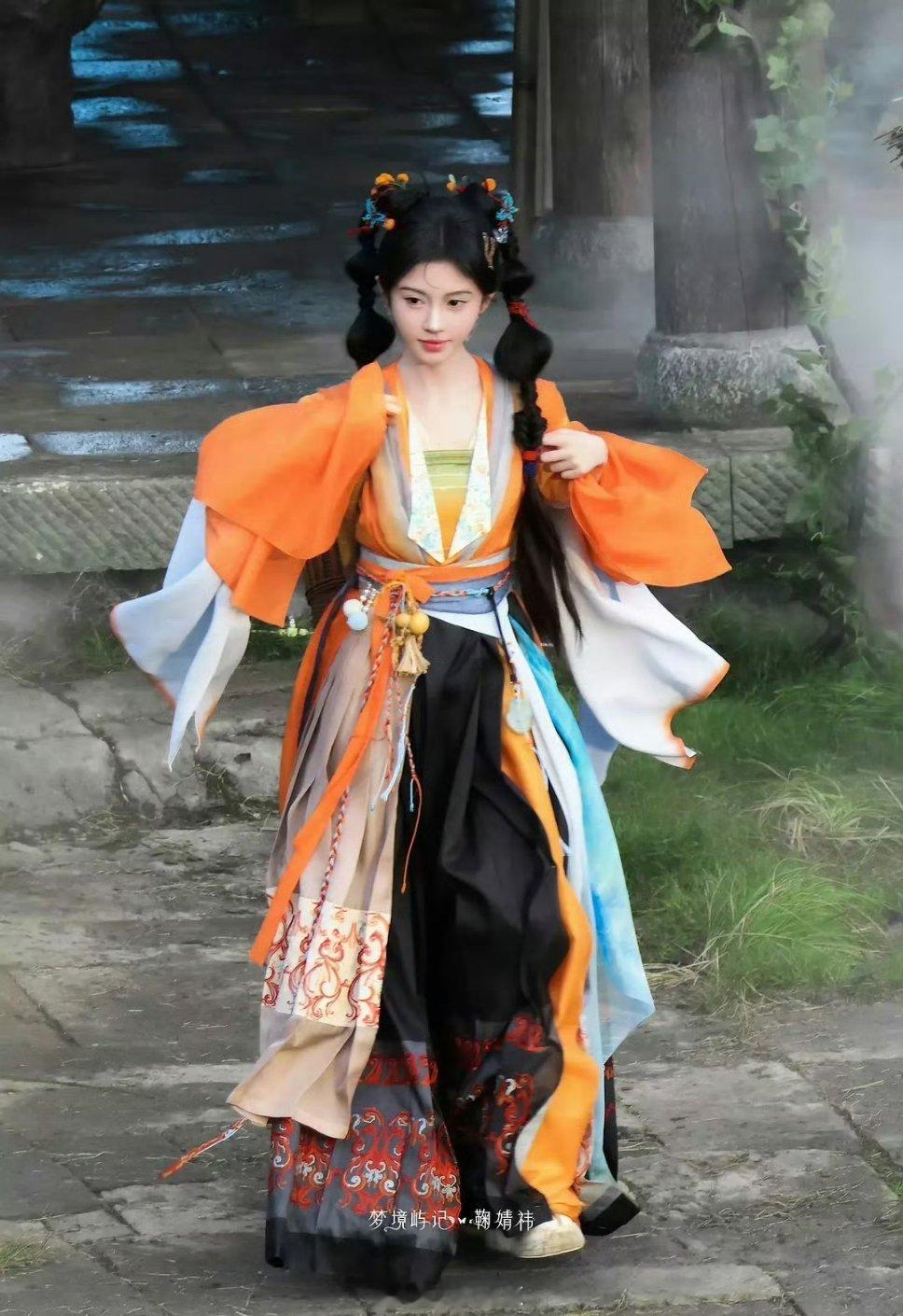 易小雅又搞创新了…相比之下鞠婧祎的妆是不是越来越🫘网红了？离开这种妆造就必然暴