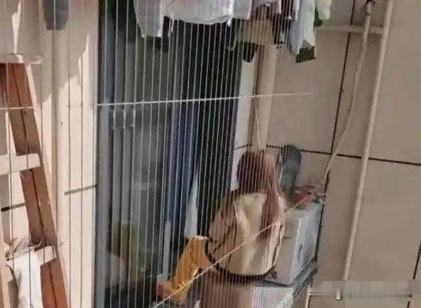 这姑娘的心真是足够大；丝毫不把“地球引力”当回事儿！