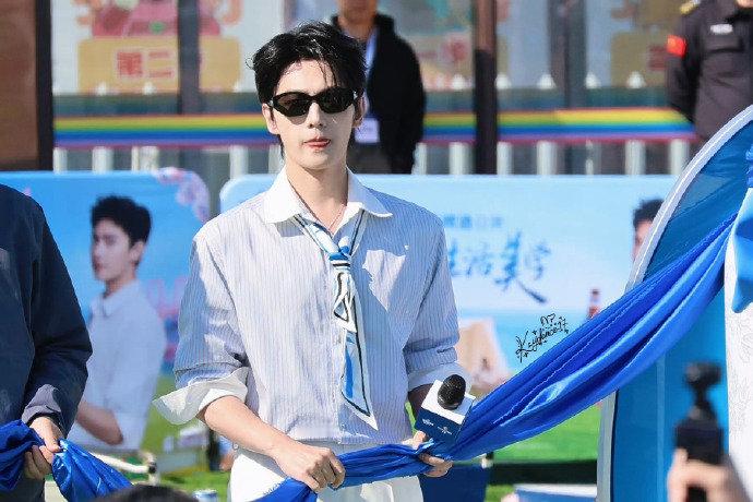 杨洋的大连一日预览杨洋线下状态帅得太稳定了杨洋线下状态帅得太稳定了，杨洋的大