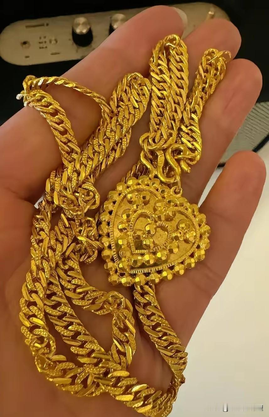 这金价怕是彻底疯魔了吧？眼瞅着从年初的600出头，一路像是坐了火箭飙到快90