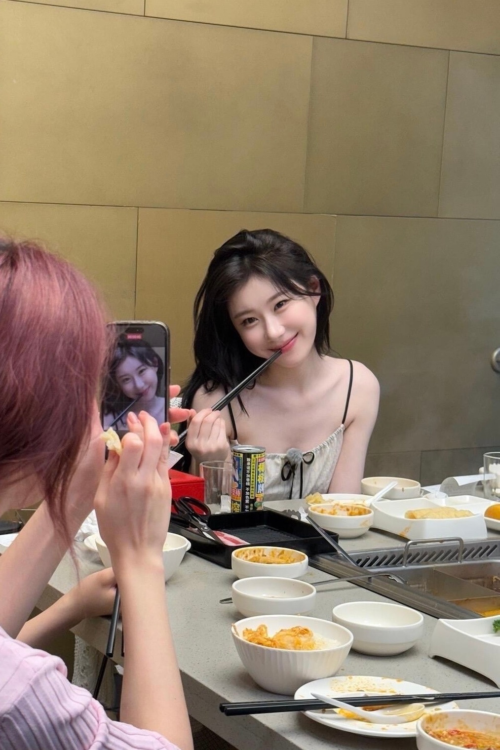 ITZY更新照片我觉得里面的彩领美的好突出….果然一身嫩嫩的好皮肤是比任何都重