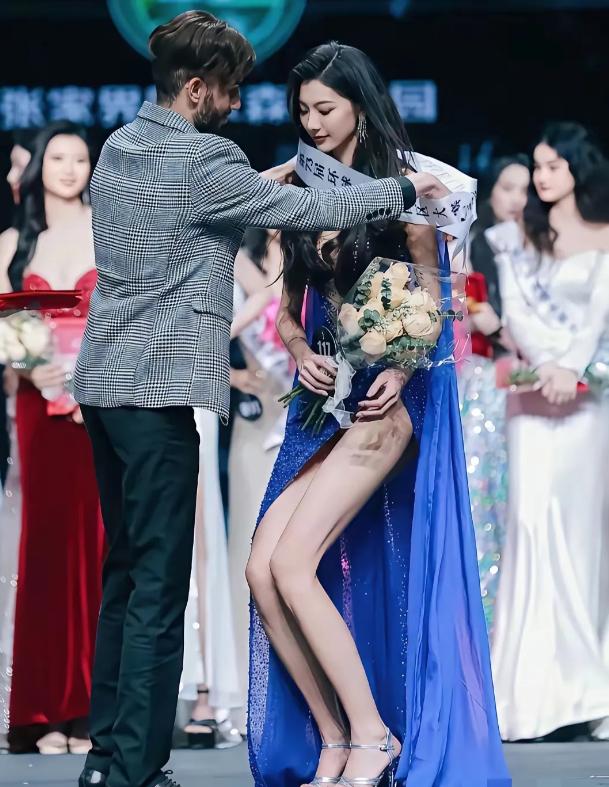 2025年，日照女孩赵娜获得73届环球小姐中国区总冠军时，评委给她戴上绶带时的照