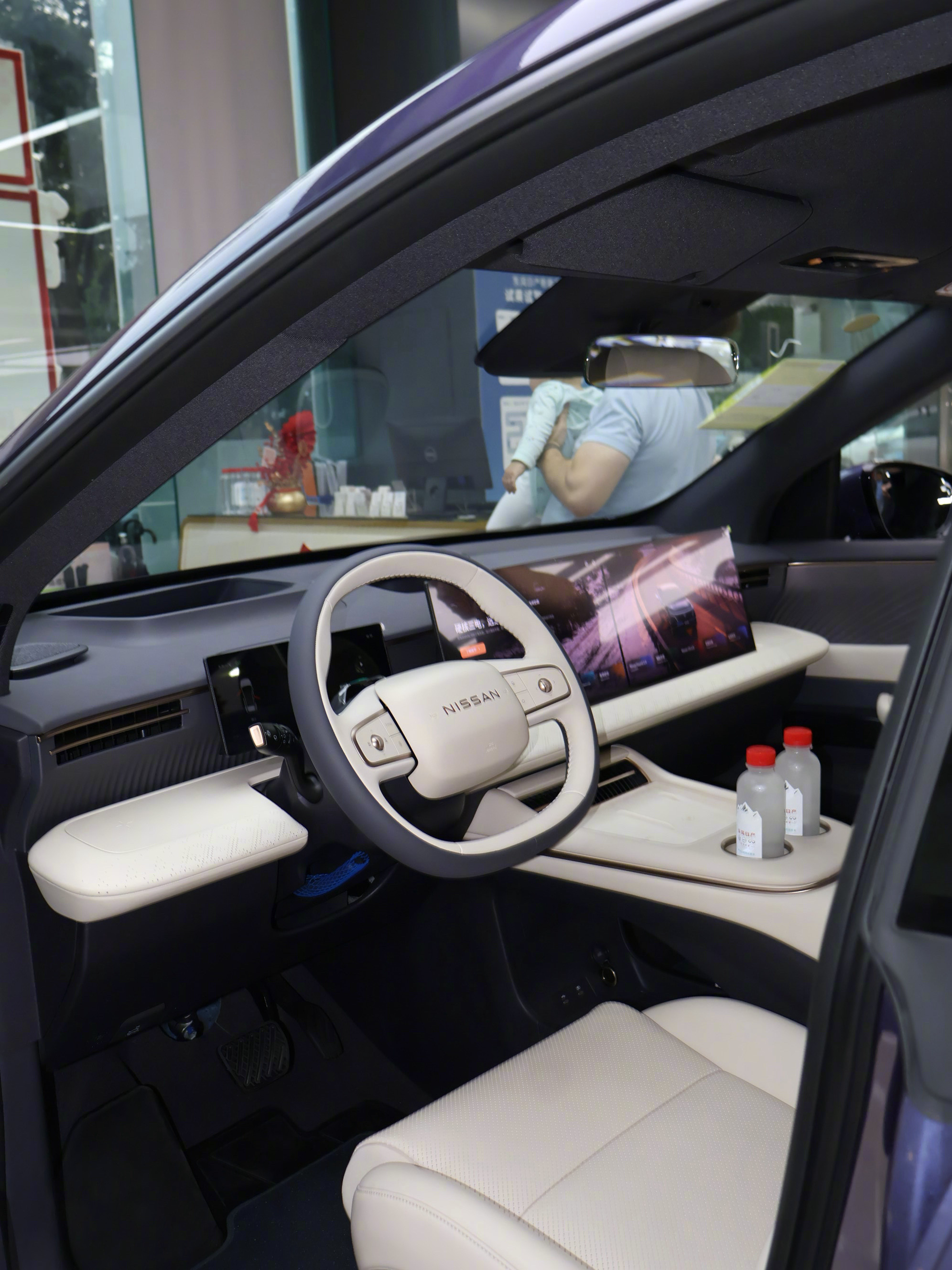 最近NX8门店直接被挤爆了！排队看车的人从早到晚没断过，我今天去探店，排队半小时