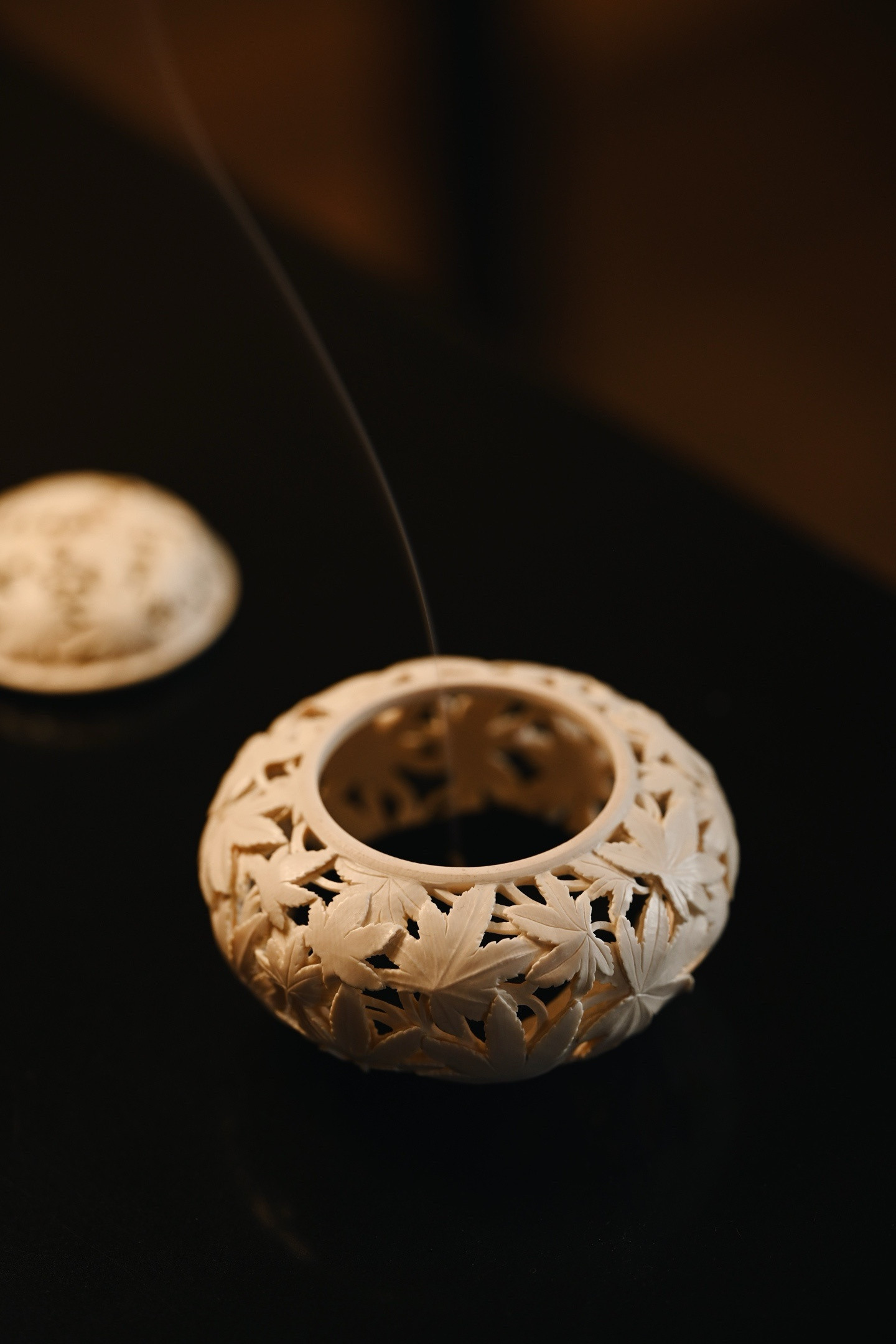 猛犸|清枫如诗香炉整料镂空雕刻，工艺细腻精致，枫叶层层叠叠，姿态轻盈飘逸，