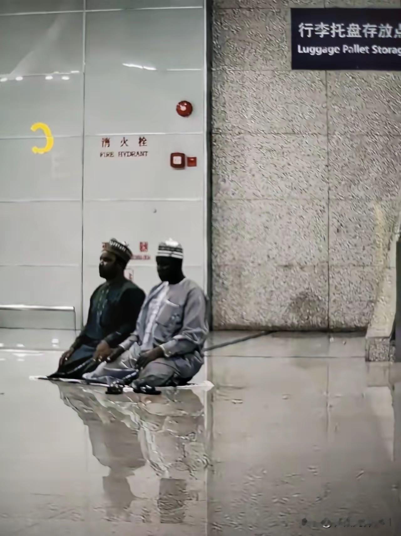 我妈妈说：中国不需要放宽移民政策，如果小区里来一个黑皮肤的外国人成为邻居，她宁愿