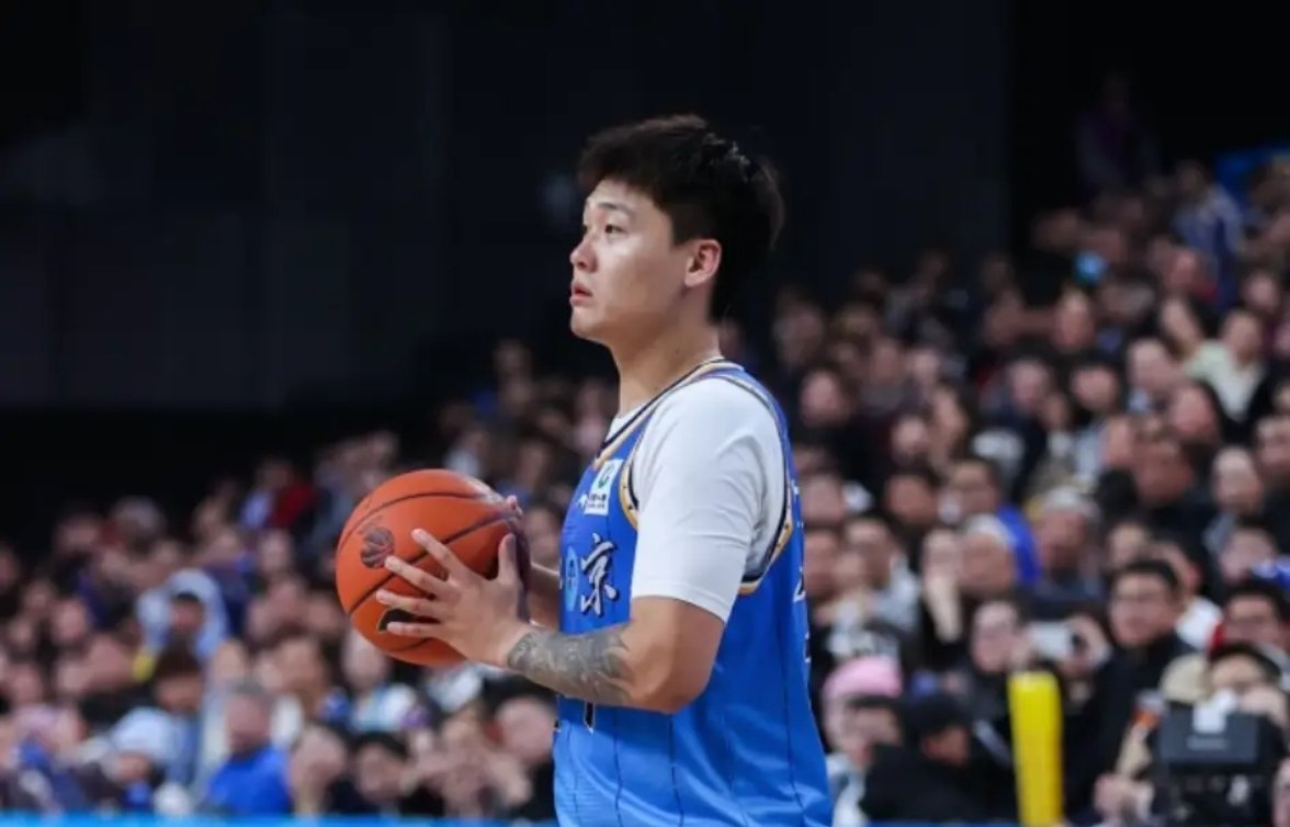 李楠谈季前赛赵睿伤情CBA季前赛，北京男篮97-96险胜浙江男篮。赛后主帅李楠接
