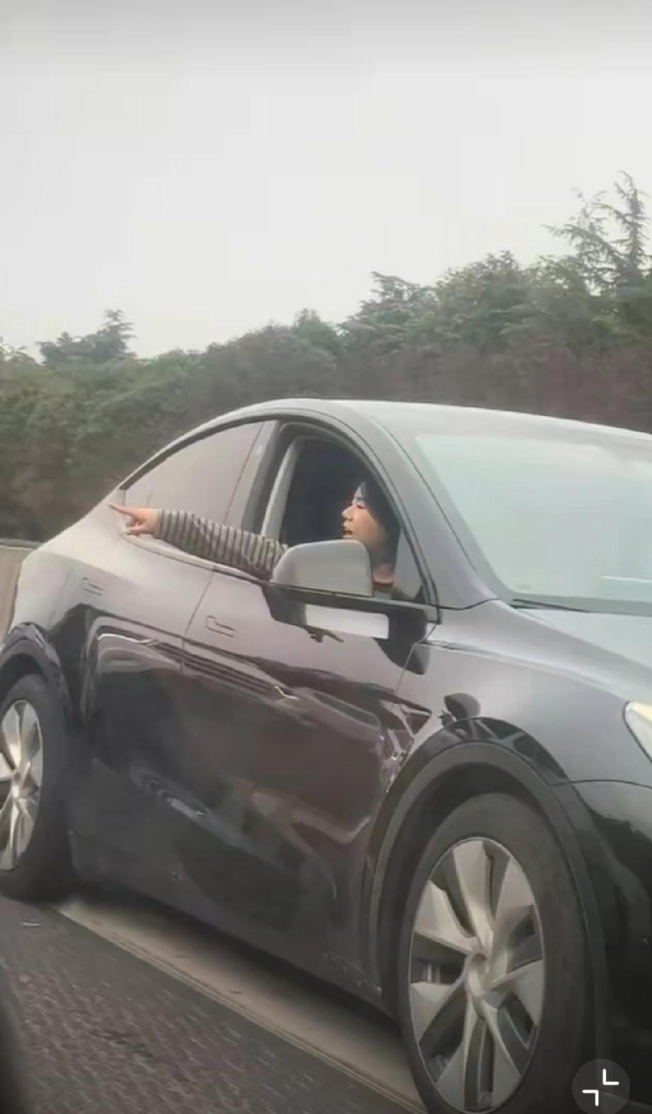 女子一人“舌战群雄”，同车男子起到了什么作用？两舌妄语秦蒙恬舌之战激辩舌战