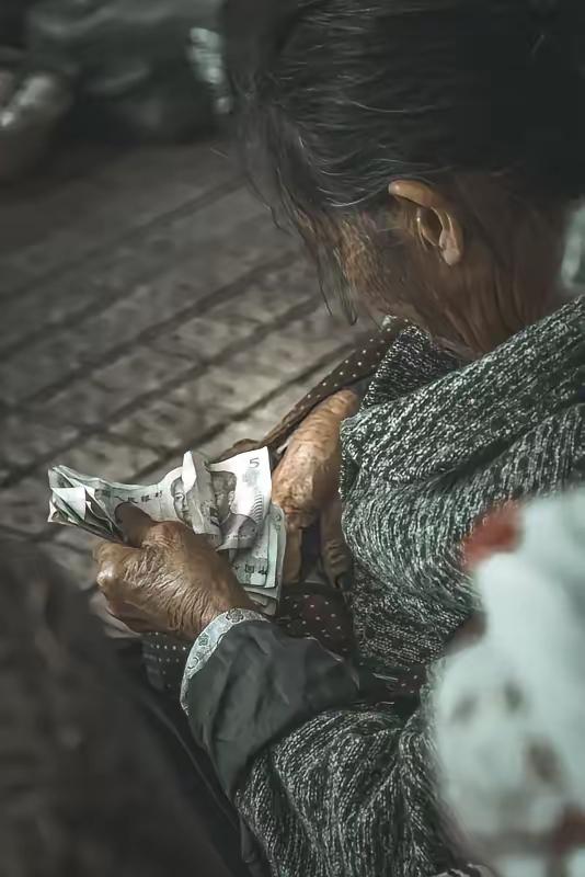 我去儿子家帮忙带孙子，刚住没几天，儿媳就说家里丢了五万块。儿子当场就盯着我问是不