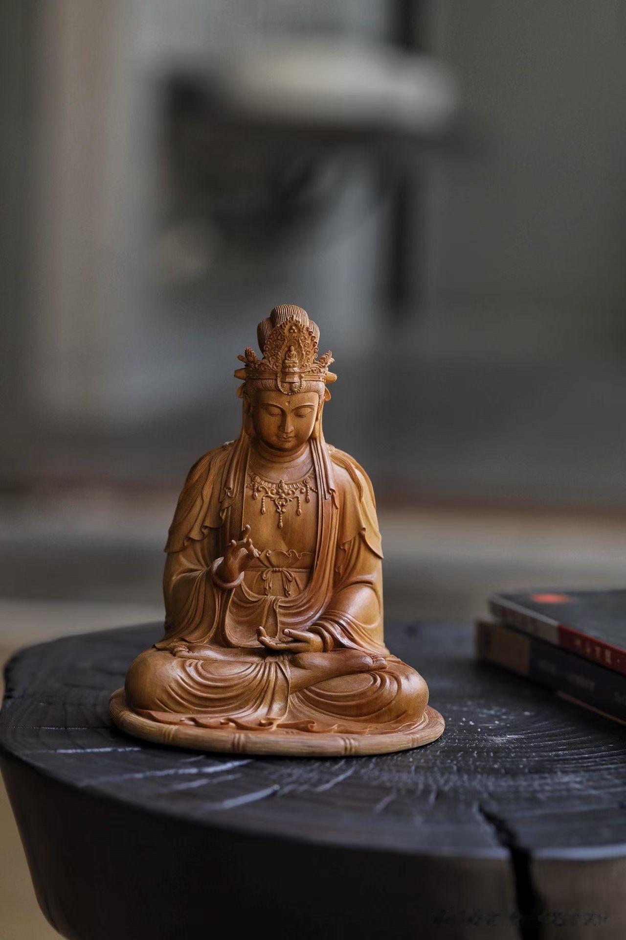 一尊观音，一缕檀香，便足以让案头静下来。老山檀香整料清刀雕刻，观音结跏趺坐，