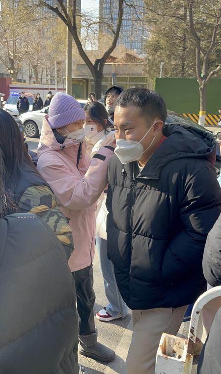 黄子韬拍墙喊徐志胜评理，徐志胜秒关手机钻被窝装睡保命！那天录节目，他俩住隔壁房