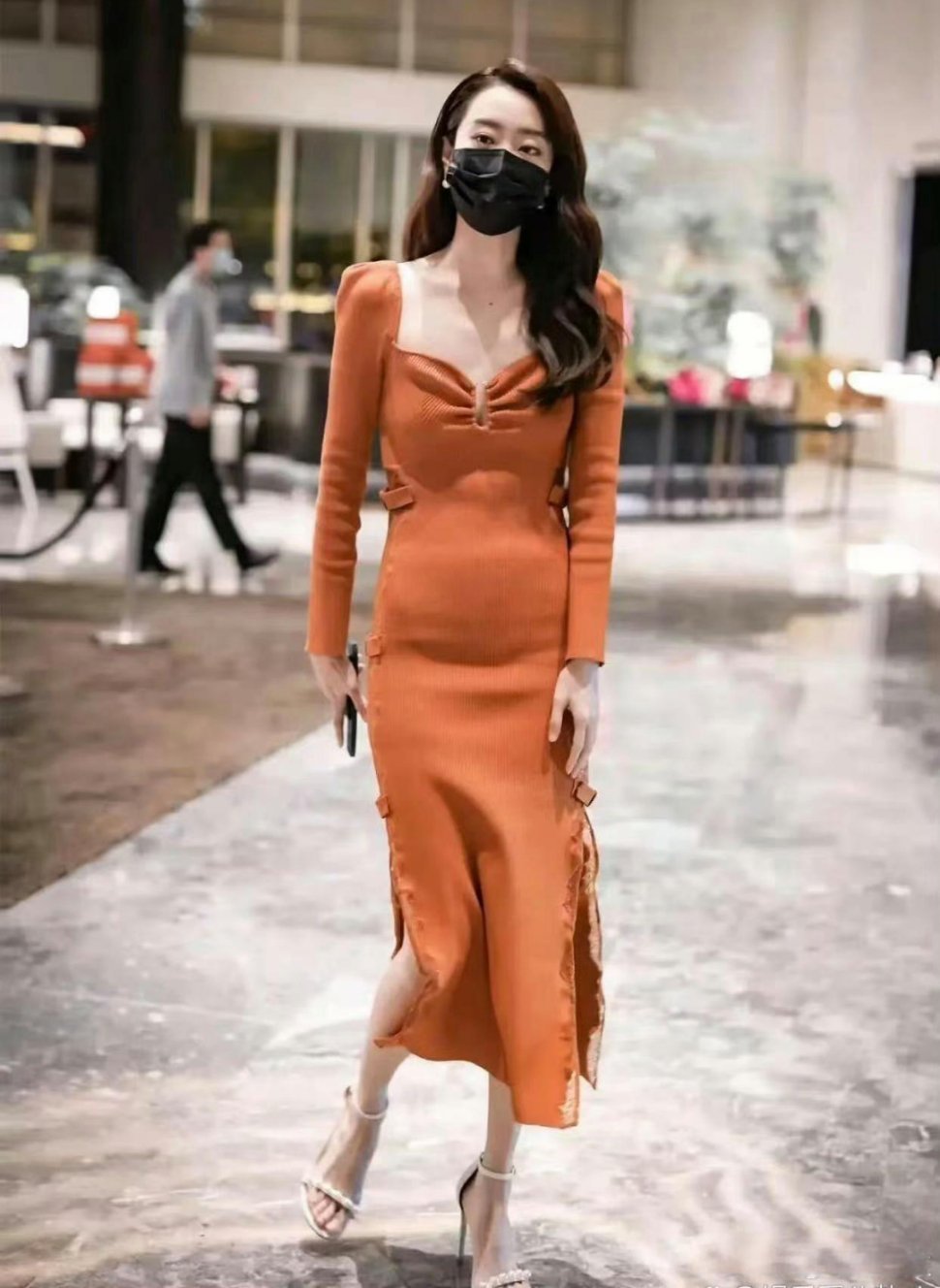 张小斐瘦得胸都没有了，居然还有小肚子，可见减肥真的太难了！