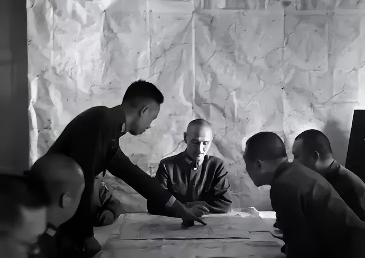 1936年12月25日下午，张学良亲送老蒋回南京，走前，老蒋对张学良说：“汉卿，