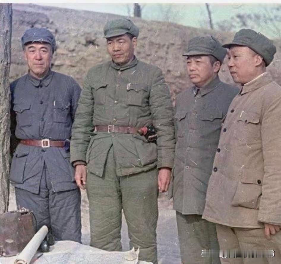 能挨着彭老总站在一起拍照，而且是c位，上衣兜别着两支笔，腰间还别一支手枪，应该是