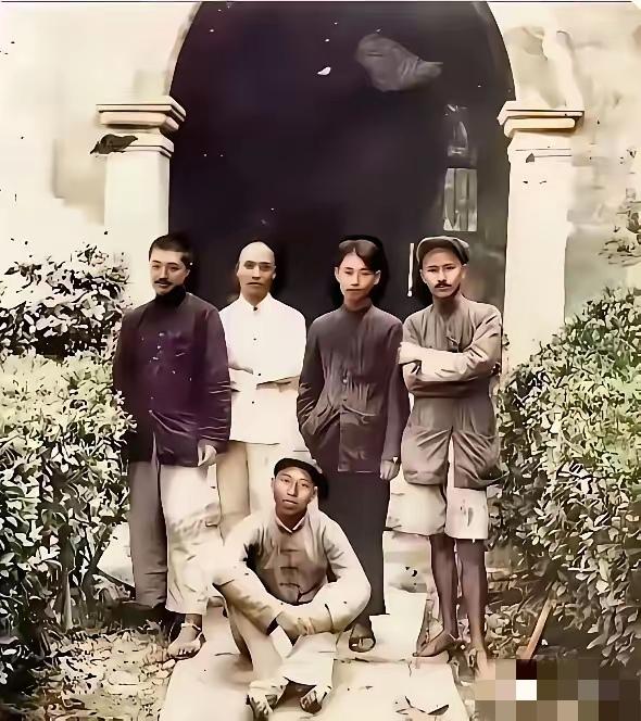 1934年，长征中的红军五虎将，身着粗布衣裳、头戴短褐便帽，脚蹬沾染着泥土与风霜