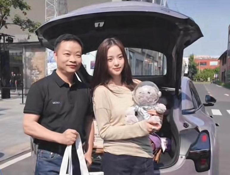 70后何小鹏和00后欧阳娜娜，站在一起竟毫无违和感！何小鹏说mona车主50%是