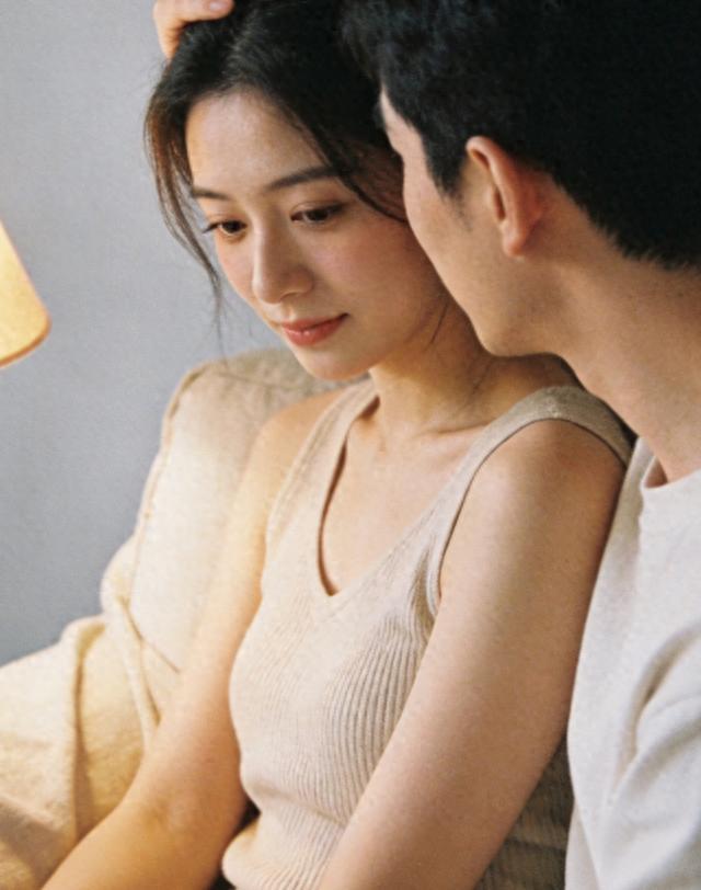 要想让老婆高兴，男人必须要够硬。要想让老公喜欢，女人必须要够软。婚姻里