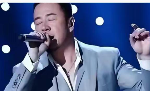 笑不活了！你们刷到杨坤最近的商演闹剧没？12月15号的现场真的尬到抠脚，台