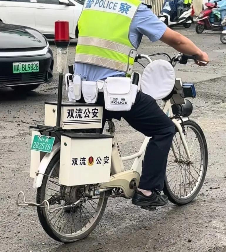 还有这么节俭的派出所这种老物件还在用，说明交警对他的感情还是蛮深的，老伙计了机