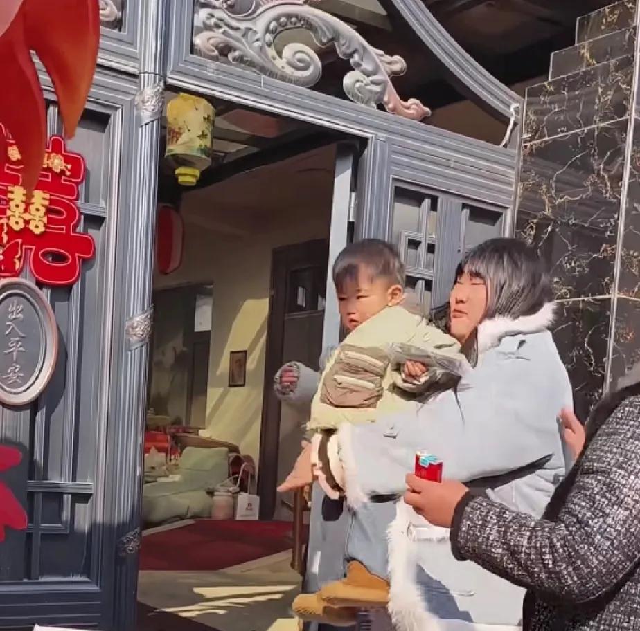 陈萌家的孩子朱发顺长大以后绝对不会像他爸爸一样腼腆，见人不好意思说话。因为这个孩