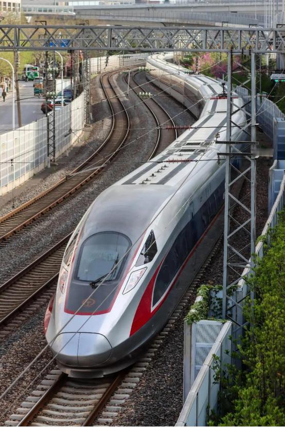 中国为什么执意要发展高铁，而不是廉价航空？因为中国在做一个赌注，赌的就是你用电，