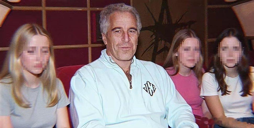 在曝光的文件里，爱泼斯坦提到中国时用的都是peasant这个词，意思为“乡巴佬”