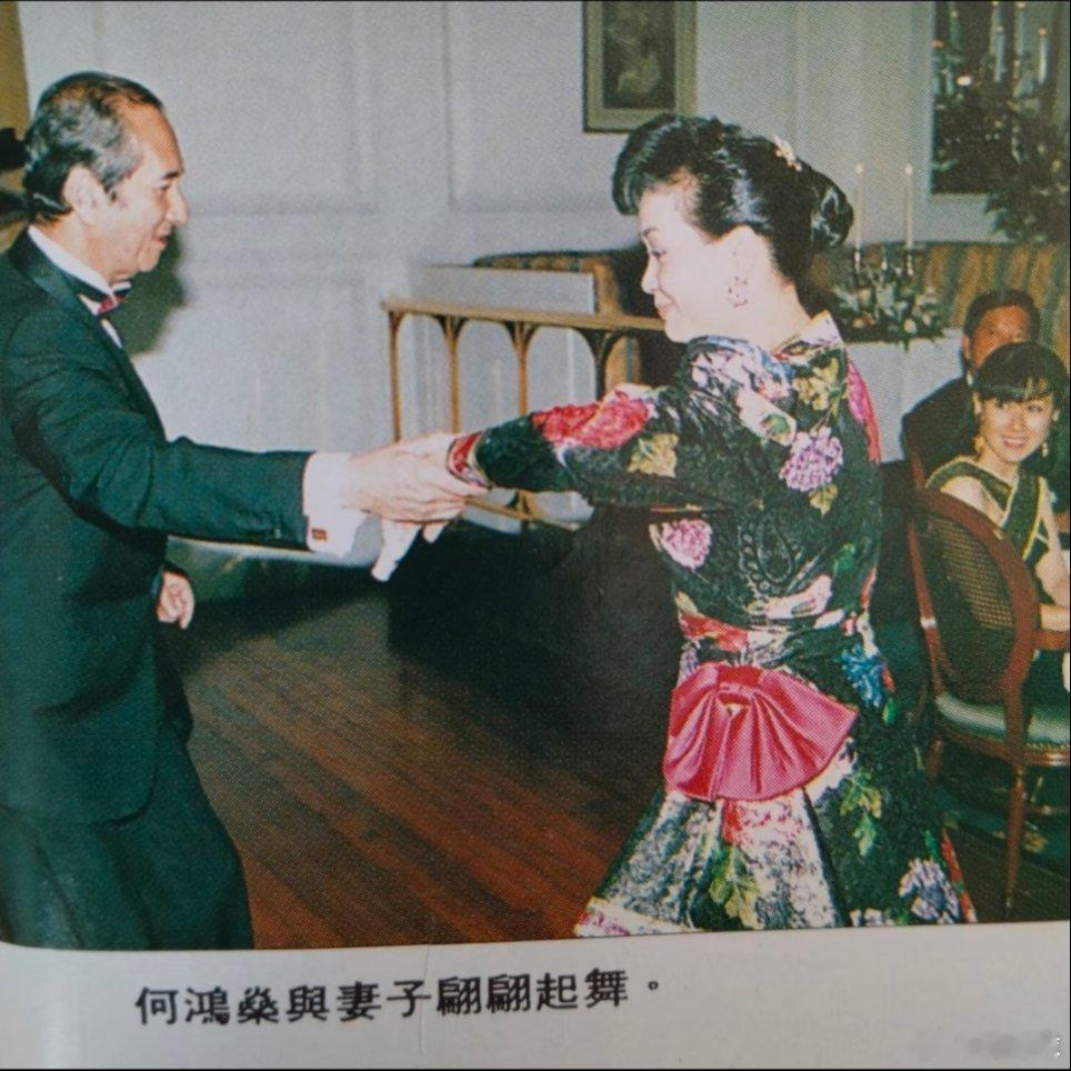 年轻赌王意气风发二太年轻时与赌王的甜蜜合影，三个女儿陪伴左右。