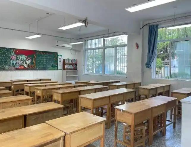 江苏东海一所小学，班里家长群发起接龙，家长自己掏钱349元一套给孩子购置课桌