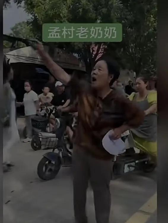孟村这个在骂街老奶奶为啥不遭人讨厌呢？这一幕也引发了网友的热议。有的网友说：