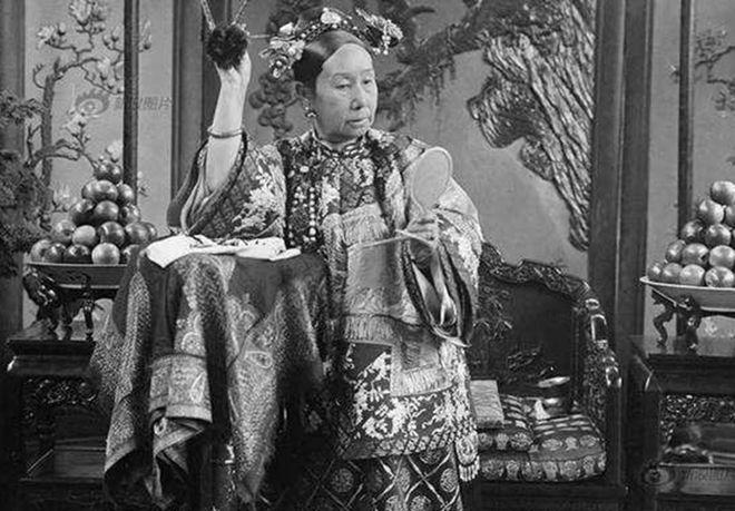 1901年，慈禧为讨好洋人，下令军机大臣赵舒翘自尽。早上8点，赵舒翘先后吞下黄金