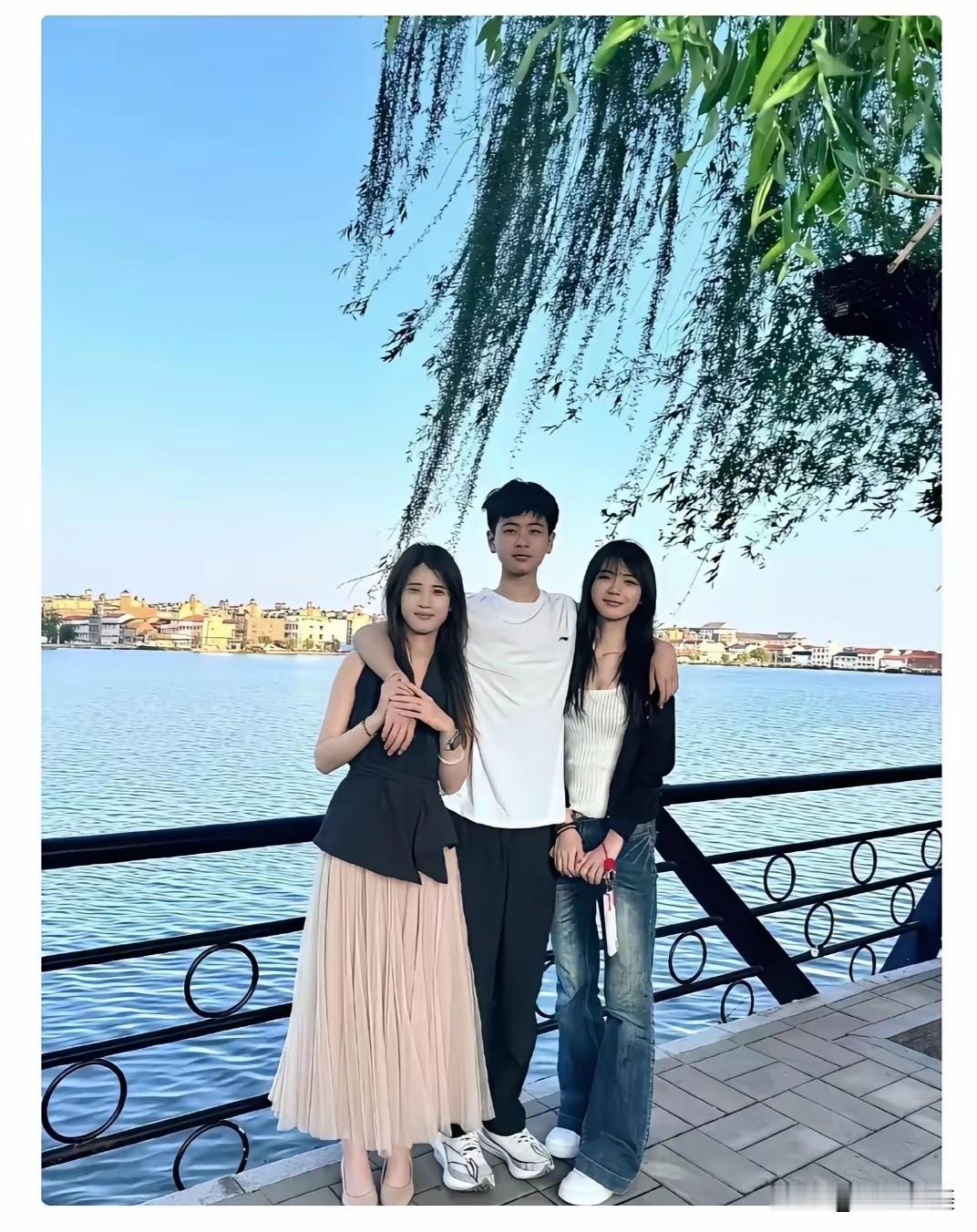 到底哪一个是女朋友，哪一个是姐姐呀？